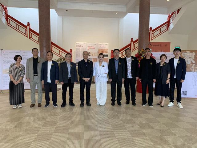 图说：广东外语外贸大学与新加坡南洋理工大学嘉宾在展览开幕现场